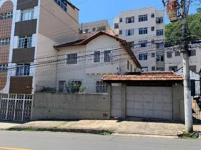 Imagem: A casa possui 5 Dormitórios, 3 Banheiros, 1 Vaga na