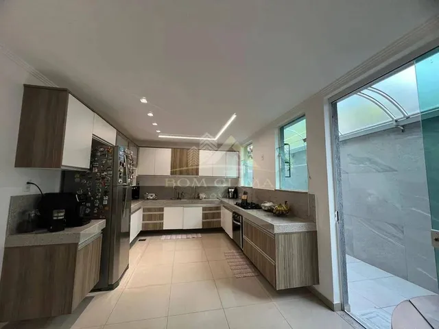 Imagem 2: Linda Casa de 3 Quartos, Sendo 2 Suítes em Nova Gramado!