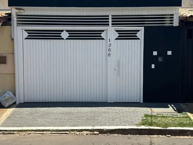 Imagem: A casa possui 3 Dormitórios, 2 Banheiros e está