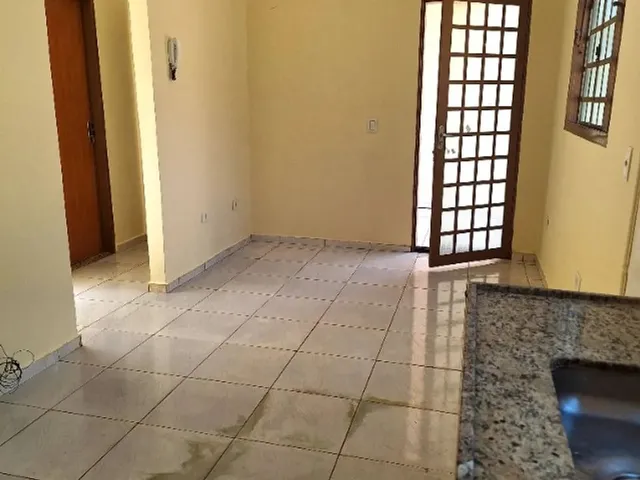 Imagem: A casa possui 2 Dormitórios, 1 Suíte, 2 Banheiros, 1 Vaga