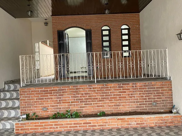 Imagem: A casa possui 4 Dormitórios, 1 Suíte, 3 Banheiros, 2
