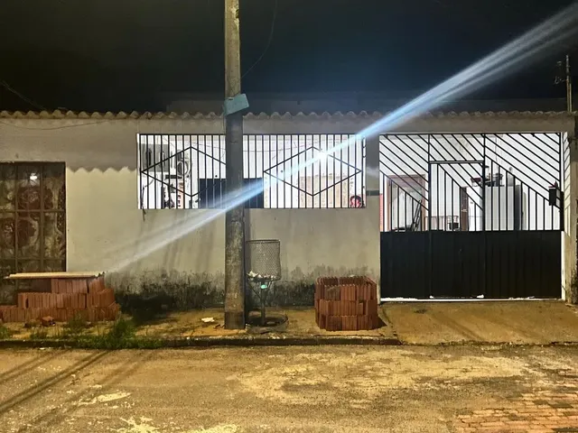 Imagem: A casa possui 3 Dormitórios, 1 Suíte, 2 Banheiros, 3