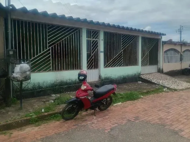 Imagem: A casa possui 3 Dormitórios, 2 Banheiros, 3 Vagas na