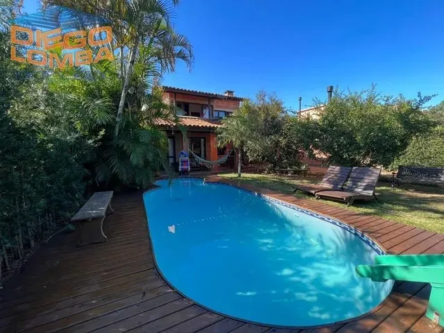 Imagem: A casa possui 3 Dormitórios, 1 Suíte, 3 Banheiros, 3