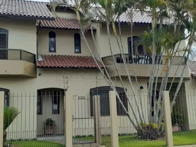 Imagem: Casa de 4 Dormitórios com Piscina a Venda