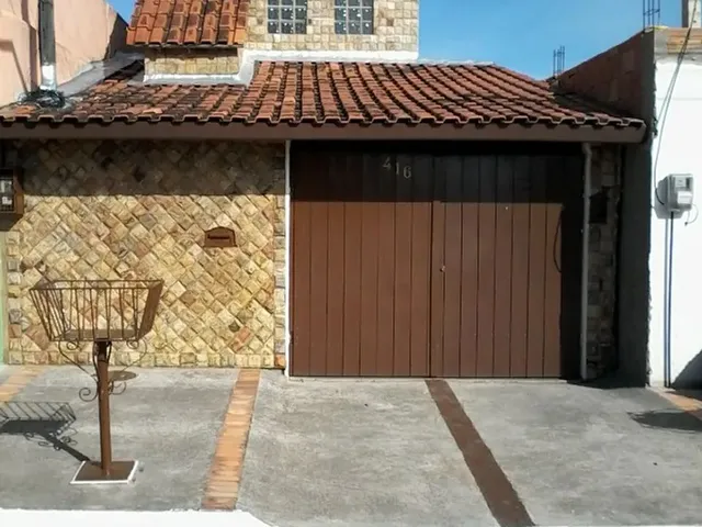 Imagem: A casa possui 3 Dormitórios, 3 Banheiros, 1 Vaga na