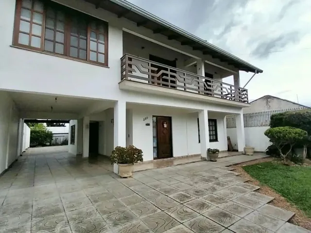 Imagem: A casa possui 4 Dormitórios, 1 Suíte, 1 Banheiro, 5 Vagas
