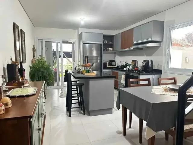 Imagem 7: Casa com 3 Dormitórios Sendo 1 Suíte e 2 Vagas de Garagem - Bairro Campeche