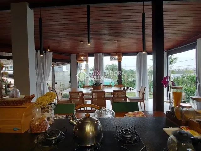 Imagem 2: Casa com 4 Quartos (1 Suíte) no Novo Campeche - Florianópolis -Sc