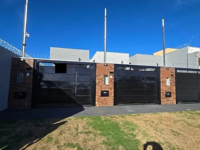 Imagem: A casa possui 2 Dormitórios, 1 Suíte, 2 Banheiros, 1 Vaga