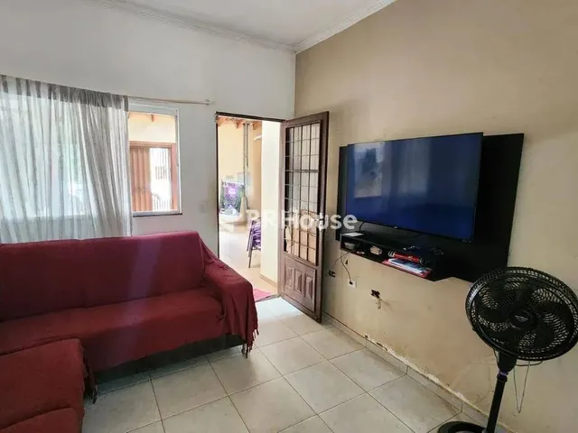 Imagem: A casa possui 2 Dormitórios, 1 Banheiro, 2 Vagas na