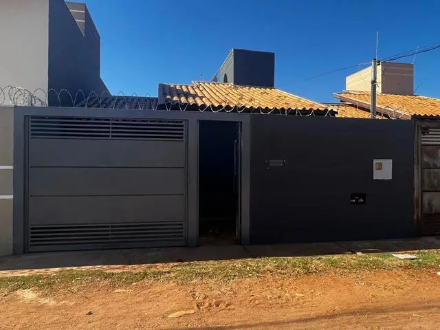 Imagem: A casa possui 2 Dormitórios, 1 Banheiro, 2 Vagas na