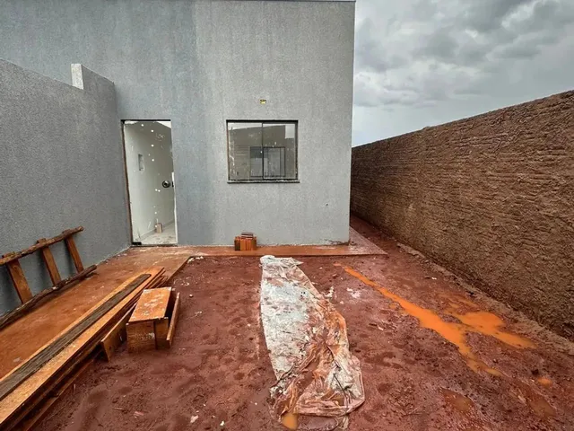 Imagem: A casa possui 2 Dormitórios, 1 Banheiro, 2 Vagas na