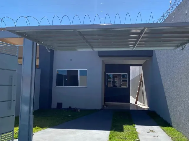 Imagem: A casa possui 2 Dormitórios, 1 Suíte, 2 Banheiros, 2