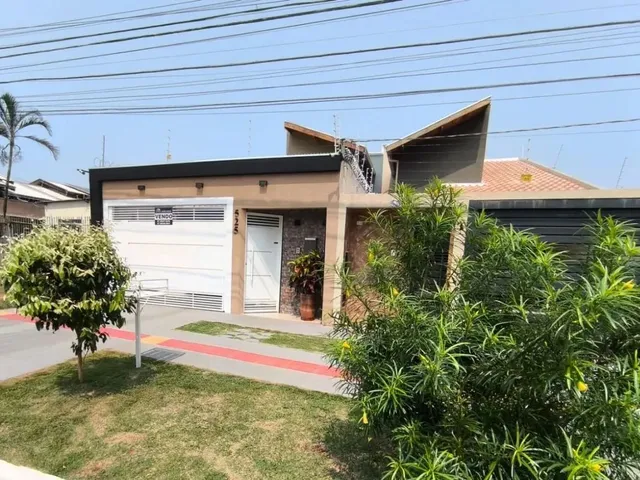 Imagem: A casa possui 3 Dormitórios, 1 Suíte, 2 Banheiros, 2