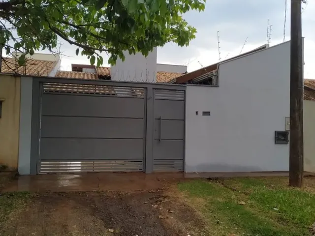 Imagem: A casa possui 3 Dormitórios, 2 Banheiros, 2 Vagas na
