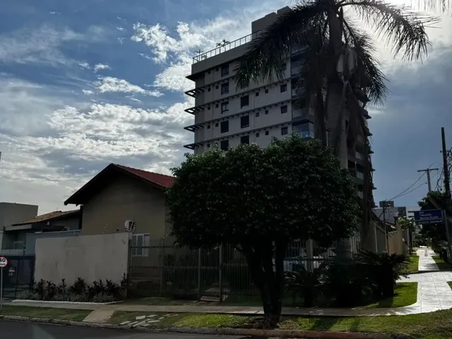 Imagem: A casa possui 4 Dormitórios, 5 Banheiros, 2 Vagas na