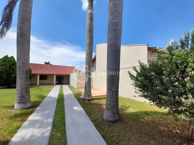 Imagem: A casa possui 2 Dormitórios, 3 Banheiros, 4 Vagas na