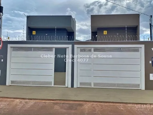 Imagem: A casa possui 3 Dormitórios, 2 Banheiros, 2 Vagas na