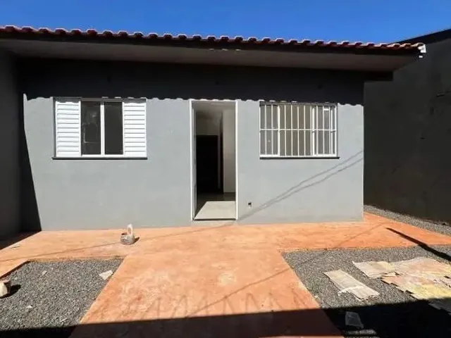 Imagem: A casa possui 2 Dormitórios, 1 Banheiro, 2 Vagas na