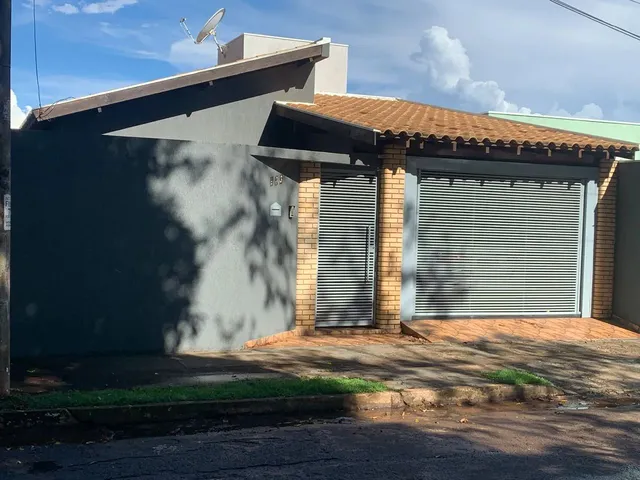 Imagem: A casa possui 3 Dormitórios, 3 Banheiros, 1 Vaga na