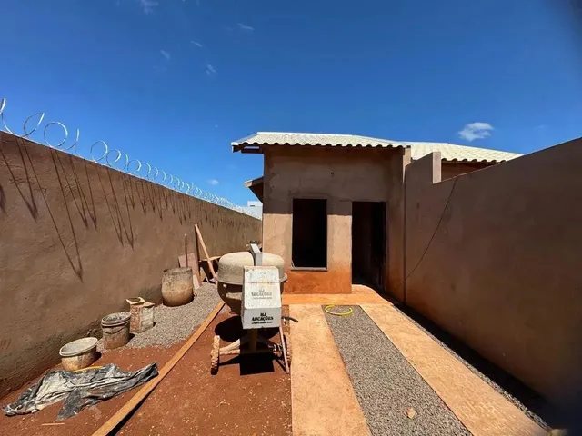Imagem: A casa possui 2 Dormitórios, 1 Banheiro, 2 Vagas na