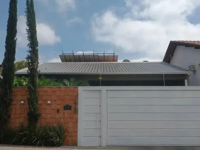 Imagem: A casa possui 2 Dormitórios, 1 Suíte, 4 Banheiros, 4