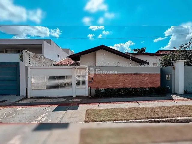 Imagem: A casa possui 3 Dormitórios, 2 Suítes, 4 Banheiros, 2