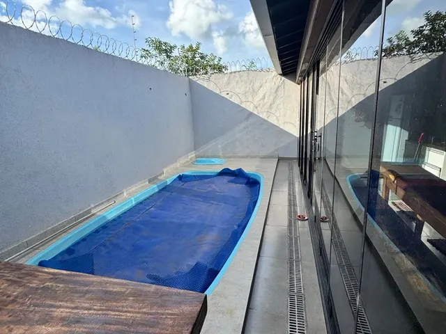 Imagem: A casa possui 3 Dormitórios, 3 Banheiros, 2 Vagas na