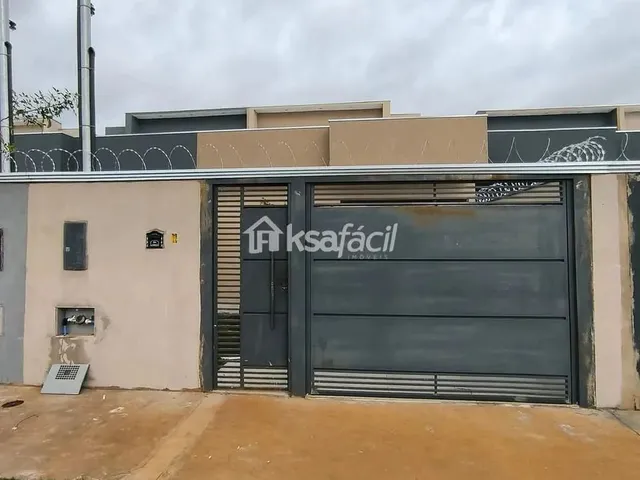 Imagem: A casa possui 3 Dormitórios, 1 Suíte, 2 Banheiros, 2