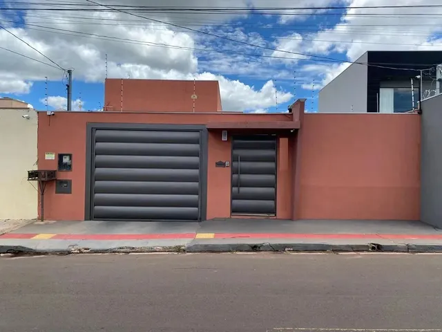 Imagem: A casa possui 3 Dormitórios, 1 Suíte, 2 Banheiros, 2