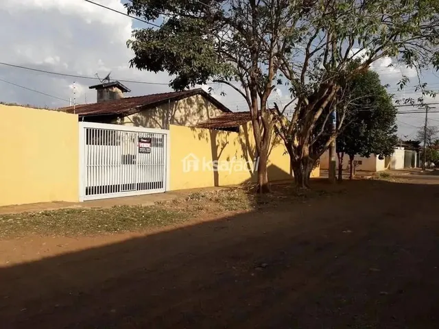 Imagem: A casa possui 4 Dormitórios, 3 Banheiros, 5 Vagas na