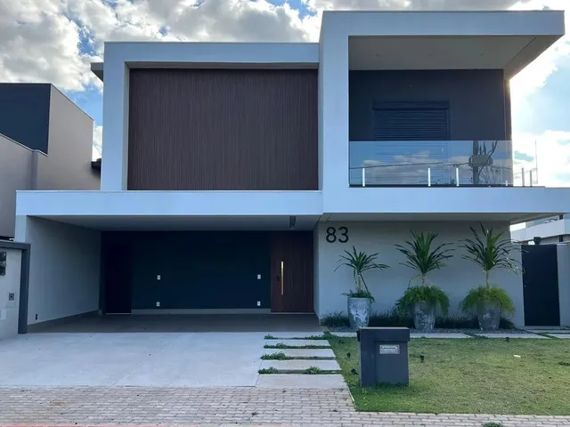 Imagem: A casa possui 4 Dormitórios, 4 Banheiros, 2 Vagas na