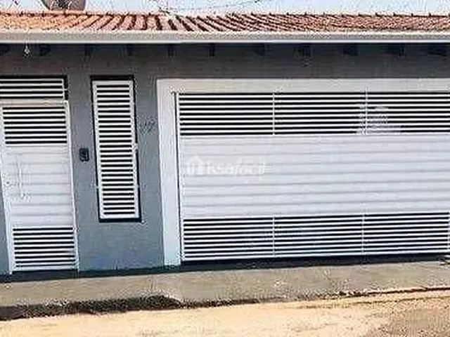 Imagem: A casa possui 4 Dormitórios, 2 Banheiros, 3 Vagas na