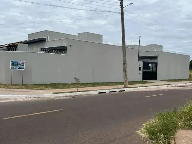 Imagem: A casa possui 2 Dormitórios, 1 Suíte, 1 Banheiro, 2 Vagas