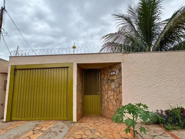 Imagem: A casa possui 4 Dormitórios, 1 Suíte, 3 Banheiros, 5