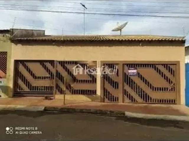 Imagem: A casa possui 3 Dormitórios, 2 Banheiros, 2 Vagas na