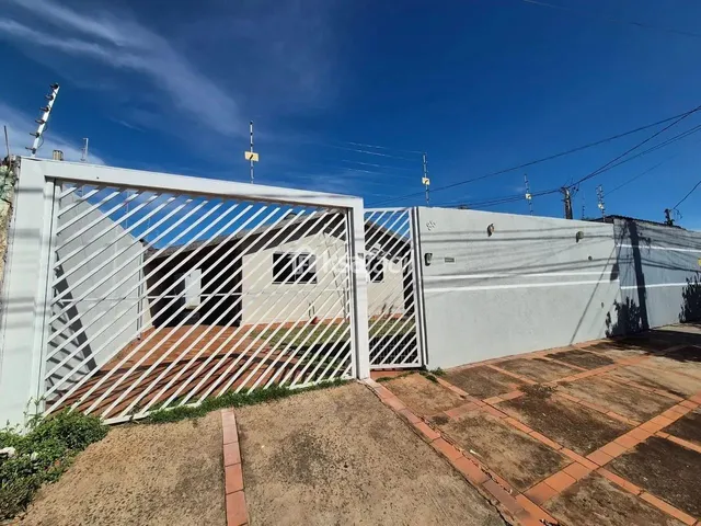 Imagem: A casa possui 3 Dormitórios, 3 Banheiros, 4 Vagas na