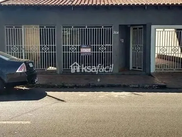 Imagem: A casa possui 2 Dormitórios, 1 Banheiro, 5 Vagas na