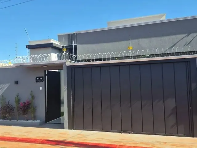 Imagem: A casa possui 2 Dormitórios, 1 Suíte, 2 Banheiros, 2