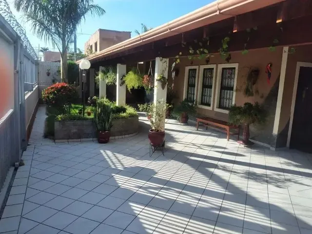 Imagem: A casa possui 3 Dormitórios, 2 Banheiros, 5 Vagas na