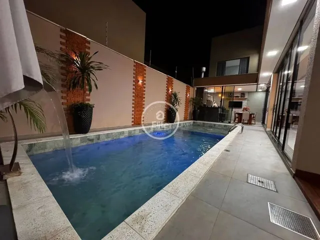 Imagem: A casa possui 3 Dormitórios, 4 Banheiros, 3 Vagas na