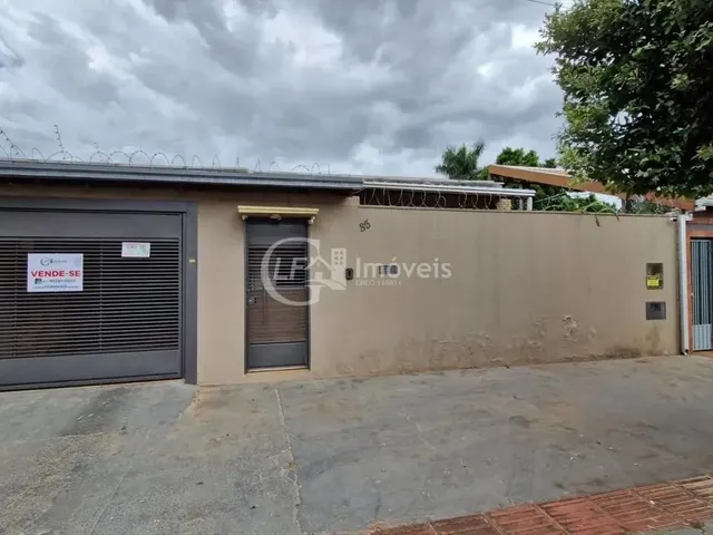 Imagem: A casa possui 3 Dormitórios, 3 Banheiros, 4 Vagas na