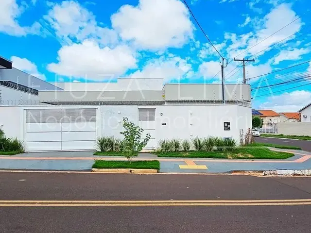 Imagem: A casa possui 3 Dormitórios, 1 Suíte, 2 Banheiros, 2