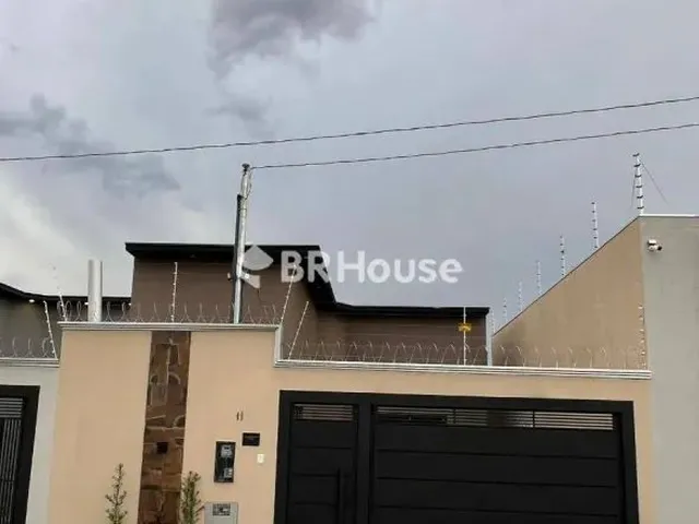 Imagem: A casa possui 3 Dormitórios, 1 Suíte, 2 Banheiros, 2