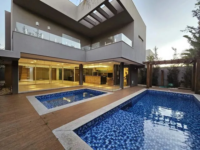 Imagem: A casa possui 1 Dormitório, 4 Suítes, 5 Banheiros, 4