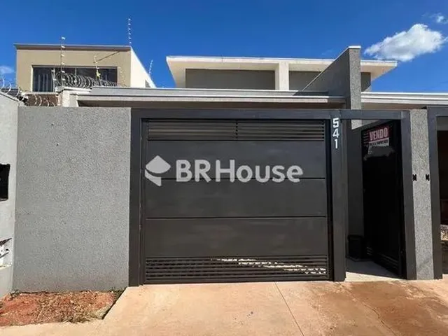 Imagem: A casa possui 3 Dormitórios, 1 Suíte, 2 Banheiros, 2