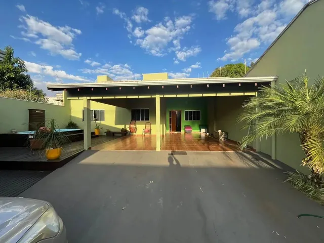 Imagem: A casa possui 3 Dormitórios, 1 Suíte, 3 Banheiros, 4