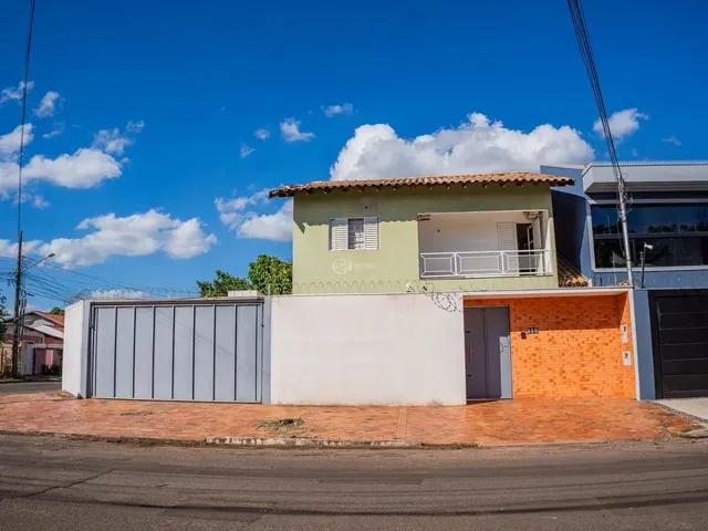 Imagem: A casa possui 3 Dormitórios, 1 Suíte, 3 Banheiros, 3