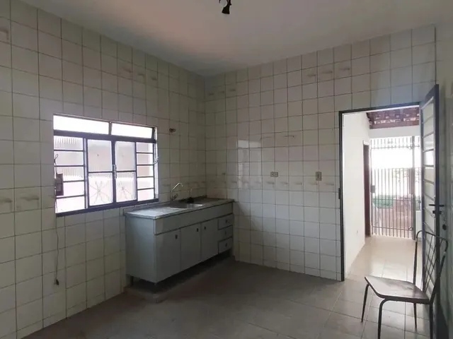 Imagem 15: Sobrado para Venda Possui 450 Metros Quadrados com 6 Quartos em Monte Castelo - Campo Gran